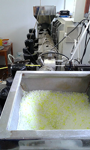Extruder cu materia prima